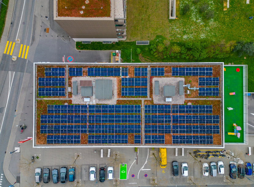 Závod Eaton se proměnil v energetické centrum s fotovoltaickými články, nabíječkami pro elektromobily a úložištěm baterií